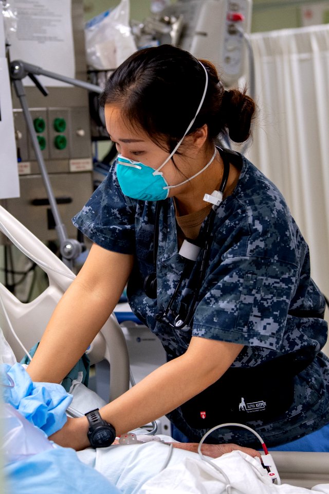 Sailors Treat Patient Aboard USNS Mercy (49826925616)