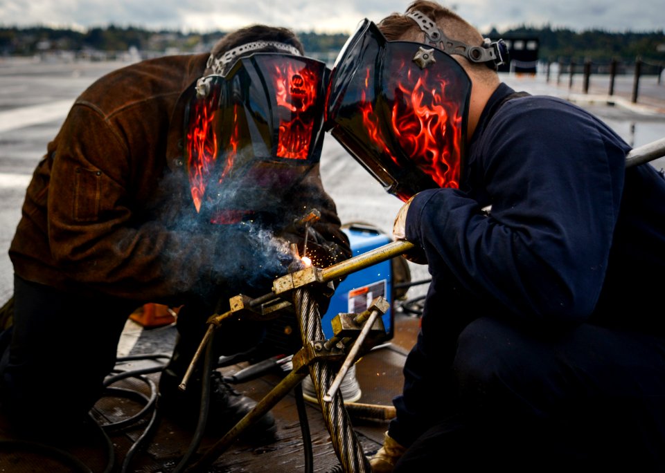 Sailors weld arresting cable 161002-N-DA275-083