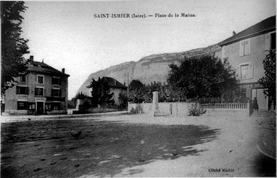 Saint-Ismier, place de la mairie, 1908, p204 de L'Isère les 533 communes - cliché Michel