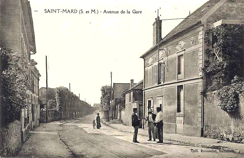 Saint-Mard (77), avenue de la gare avec les rails du tramway