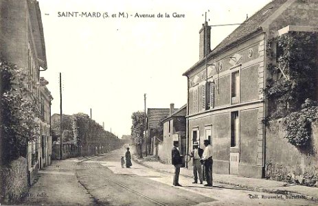 Saint-Mard (77), avenue de la gare avec les rails du tramway photo