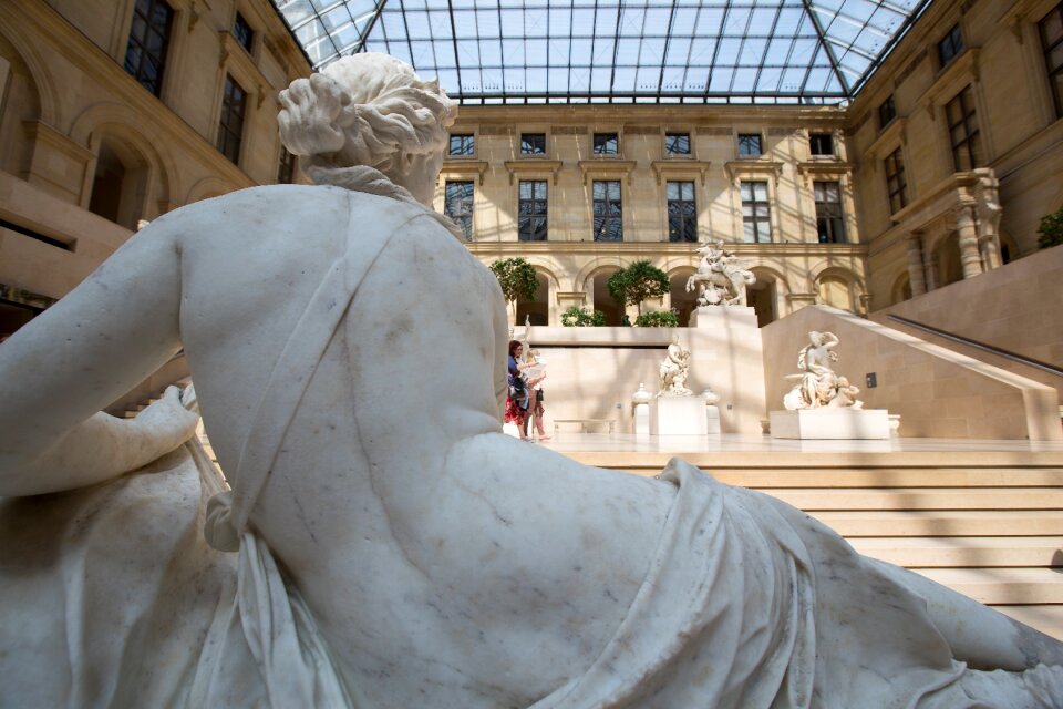 Paris the louvre sculpture