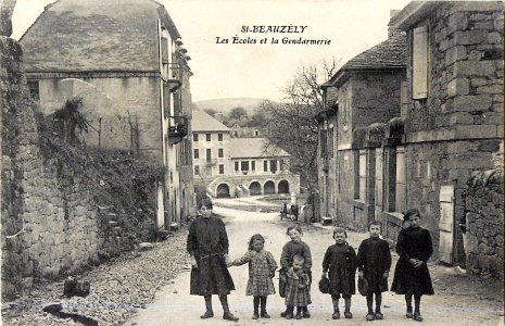 Saint-Beauzély - Ecoles et la Gendarmerie