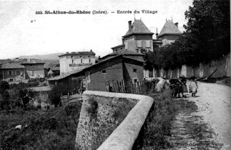 Saint-Alban-du-Rhone, entrée du village, 1910, p182 de L'Isère les 533 communes - cliché G D, Blanchard éditeur, Vienne photo