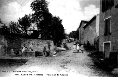Saint-Prim, fontaine du Chanet, 1906, p225 de L'Isère les 533 communes - cliché C D, Blanchard frères édit Vienne photo