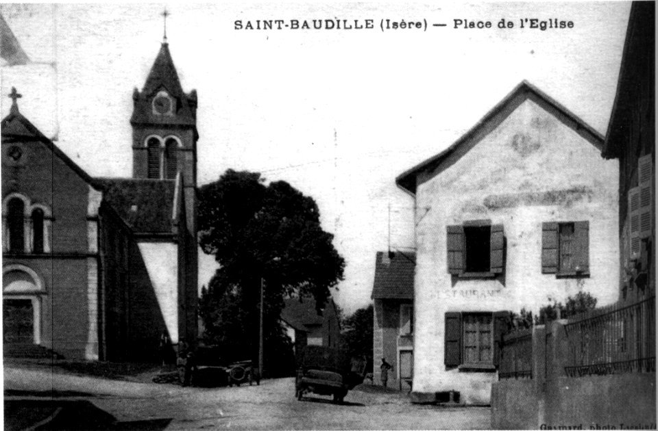 Saint-Baudille de-la-Tour, place de l'église, 1908, p188 de L'Isère les 533 communes - Gaymard photo Lacnieu