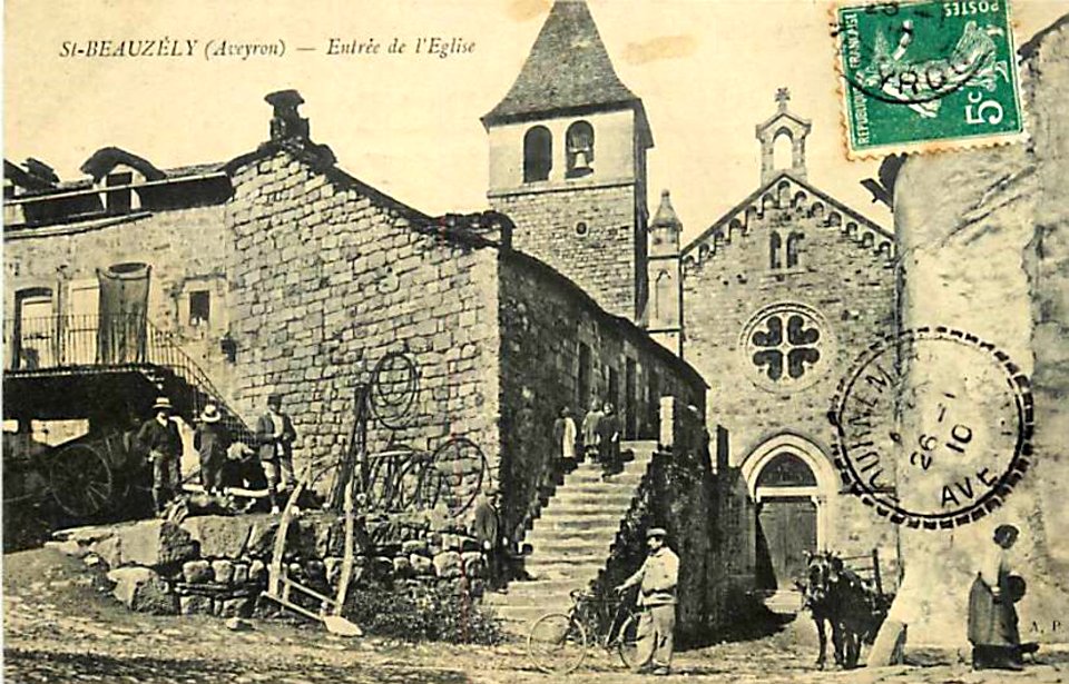Saint-Beauzély - Entrée de l'église