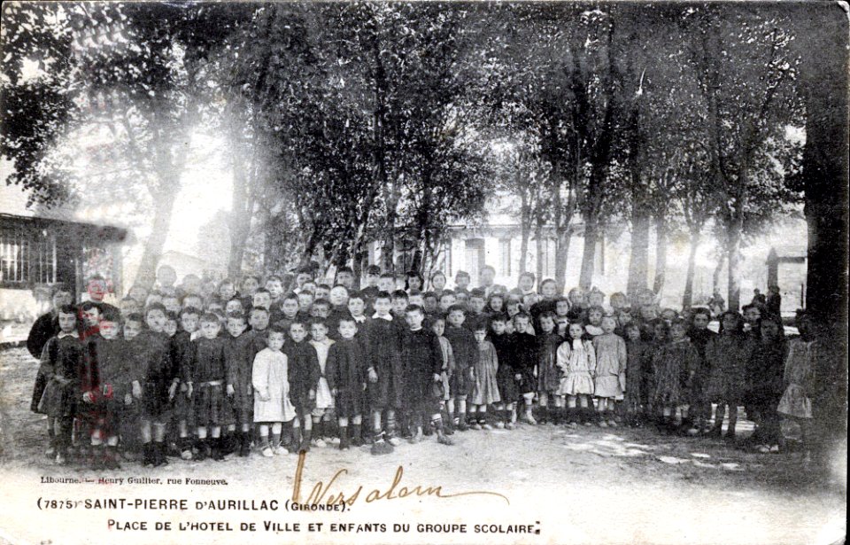 Saint-Pierre-d'Aurillac - Place de l'Hôtel de ville et enfants du groupe scolaire