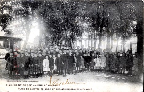Saint-Pierre-d'Aurillac - Place de l'Hôtel de ville et enfants du groupe scolaire photo