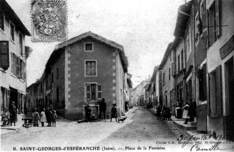 Saint-Georges-d'Espéranche, place de la fontaine, 1905, p200 de L'Isère les 533 communes - cliché C D, Restouin édit St Georges J M B V
