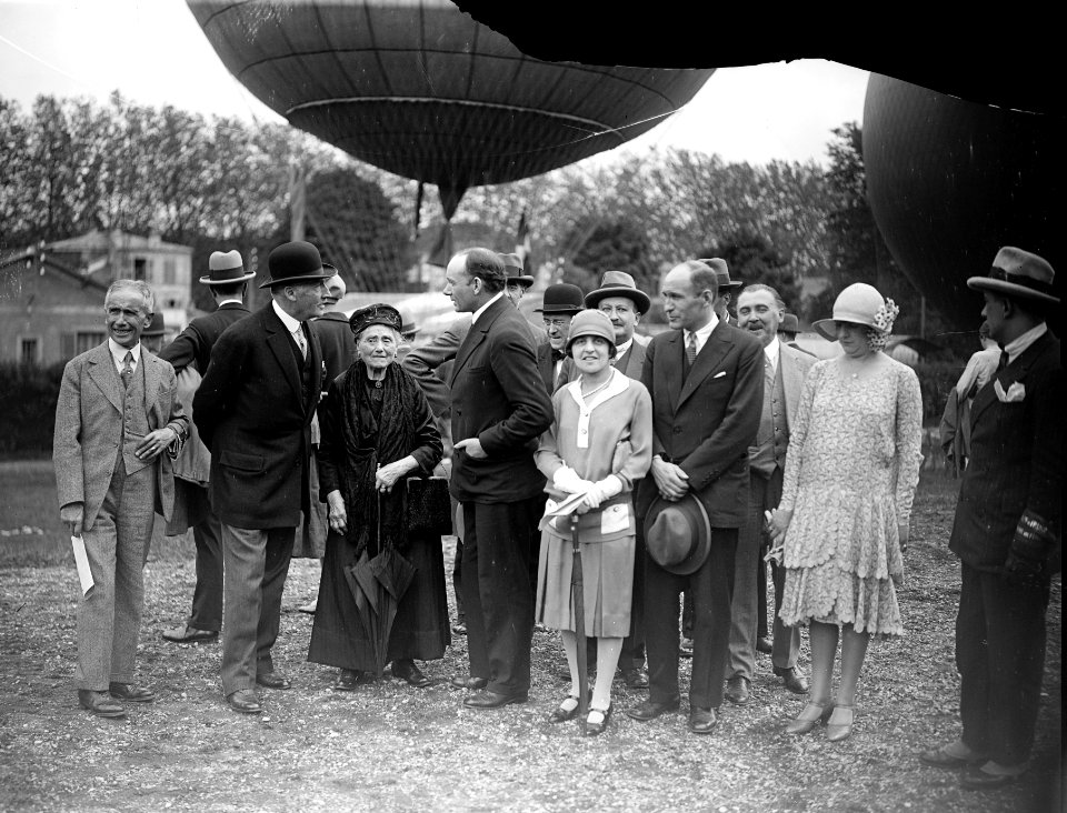 Saint-Cloud (de g. à d. avec le chapeau melon) de la Vaulx, Mme Duruof, Wilkins, (G. Blanchet), Mlle Deutsch (de la Meurthe), Eielson (et Maurice Vignon) - (photographie de presse) - (Agence Rol)