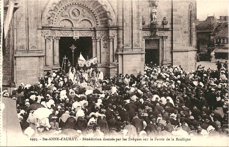 Sainte-Anne-d'Auray-FR-56-vers 1930-bénédiction sur le parvis de la basilique