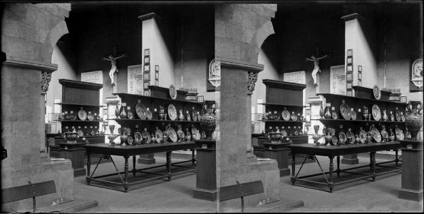 Sala del Palau de Belles Arts del parc de la Ciutadella amb peces de ceràmica