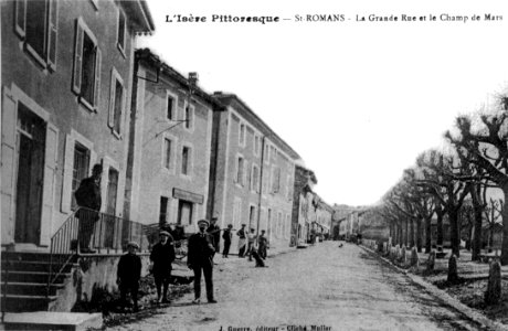 Saint-Romans, la Grande Rue et le Champ de Mars, 1910, p227 de L'Isère les 533 communes - J Guerre éditeur, cliché Muller photo