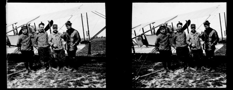 Saleux. Champ d'aviation. Mécaniciens. Biplan Caudron - Fonds Berthelé - 49Fi268