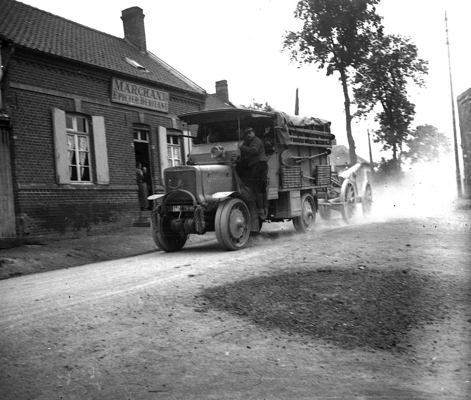 Saleux. Passage du 4e d'artillerie. 120 long. Camion-tracteur - Fonds Berthelé - 49Fi803 (cropped)