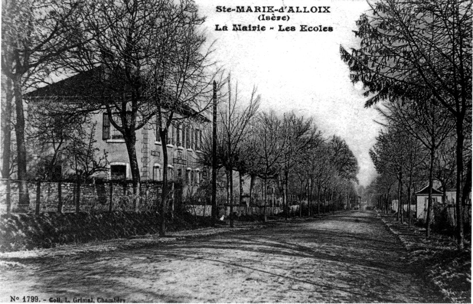 Sainte-Mairie-d'Alloix, la mairie et les écoles en 1912, p233 de L'Isère les 533 communes - coll L Grimal, Chambery