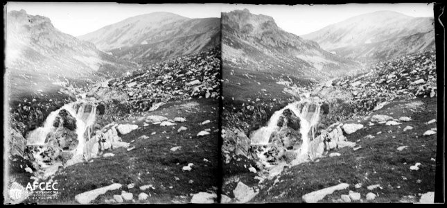 Salt d'aigua amb un cim al fons al Pirineu del Ripollès