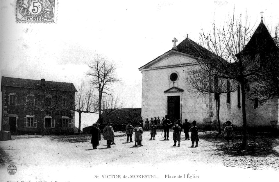 Saint-Victor-de-Morestel, place de l'église, 1905, p231 de L'Isère les 533 communes - éditeur à Morestel
