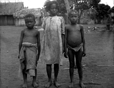 Sakalav-barn, en flicka och två pojkar. Ambodyfomby, n.v. Madagaskar. Ambodyfomby - SMVK - 001680