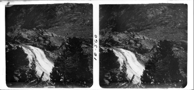Salt d ' aigua de l ' estany del Cavallers