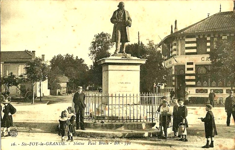 Sainte-Foy-la-Grande - Place Paul-Broca 5