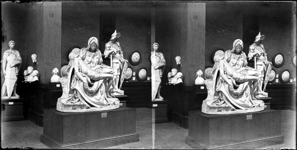 Sala del Palau de Belles Arts del parc de la Ciutadella amb diverses escultures (AFCEC BORDAS D 3875)