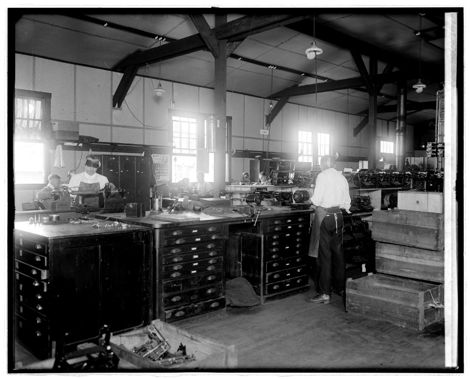 Salvaging sec., U.S. Govt. repair shop LCCN2016852206