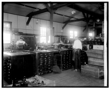 Salvaging sec., U.S. Govt. repair shop LCCN2016852206