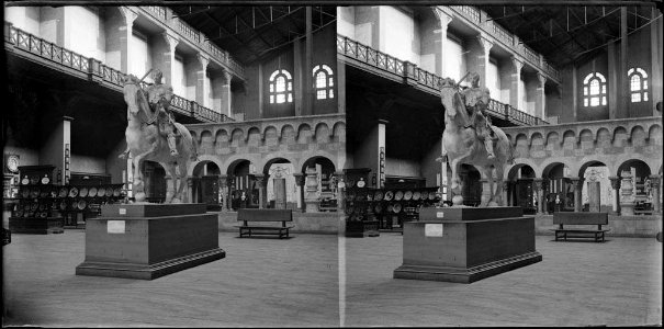 Sala del Palau de Belles Arts del parc de la Ciutadella amb diverses escultures (AFCEC BORDAS D 4318)