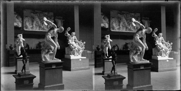 Sala del Palau de Belles Arts del parc de la Ciutadella amb diverses escultures