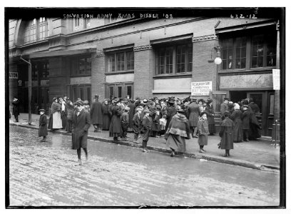 Salvation Army Christmas dinner, crowd waiting at basket distribution window, New York LCCN2014683067
