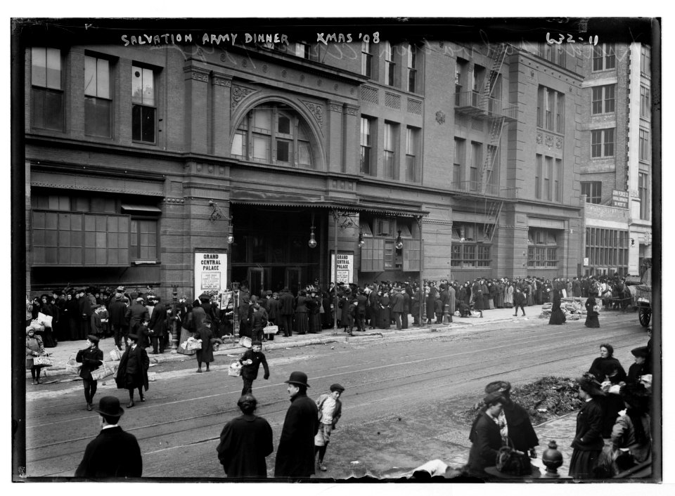 Salvation Army dinner, crowd outside Grand Central Palace, Christmas, New York LCCN2014683066