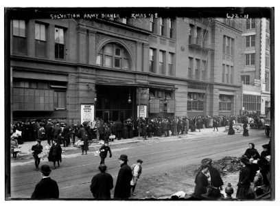 Salvation Army dinner, crowd outside Grand Central Palace, Christmas, New York LCCN2014683066