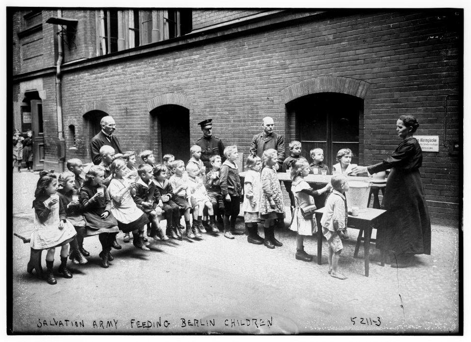 Salvation Army feeding Berlin children LCCN2014710759