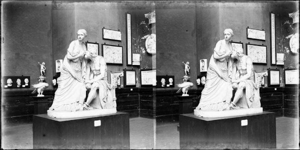 Sala del Palau de Belles Arts del parc de la Ciutadella amb una escultura en primer terme