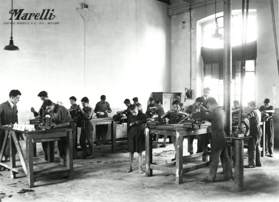 Sala fucine della scuola di avviamento professionale dell'azienda Ercole Marelli, 1934 - san dl SAN IMG-00002617