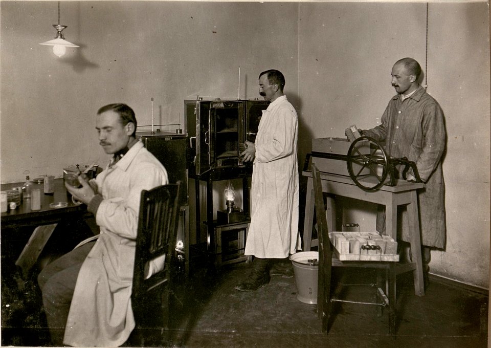 Salubritäts-Kommission 10.Villach, Verarbeitung d.Stuhlprobe. (BildID 15800905)