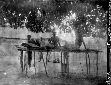 Salutorget. Ett stånd under mangoträd. Mevarano. Madagaskar - SMVK - 021891