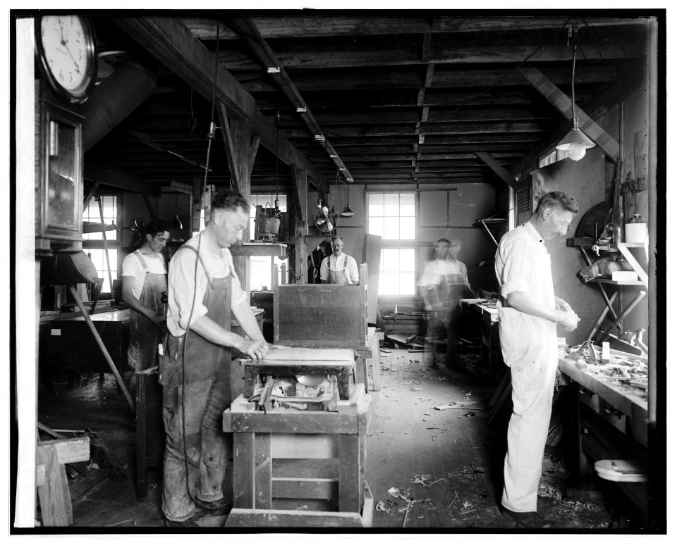 Salvage section, U.S. Govt. repair shop LCCN2016852205