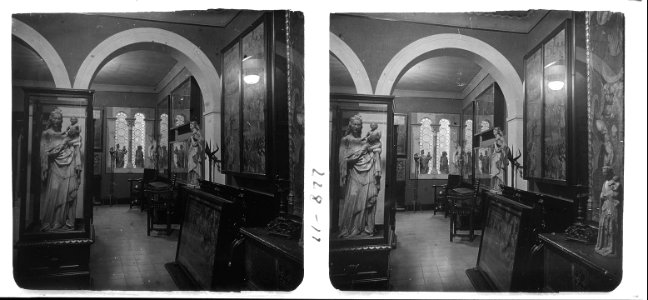 Sala d ' una casa museu de Barcelona amb una imatge gòtica