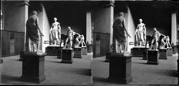 Sala del Palau de Belles Arts del parc de la Ciutadella amb diverses escultures (AFCEC BORDAS D 4316)