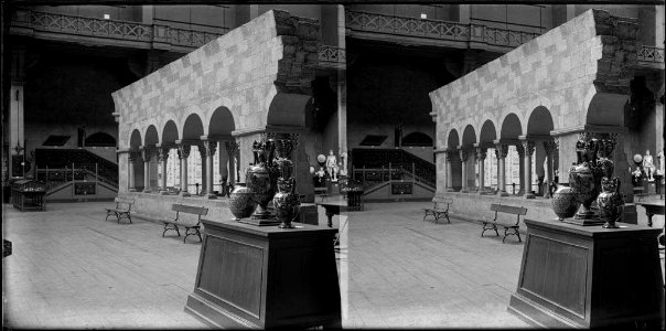 Sala del Palau de Belles Arts del parc de la Ciutadella amb la reproducció d'un claustre