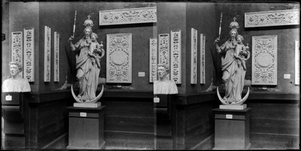 Sala del Palau de Belles Arts del parc de la Ciutadella amb una Mare de Déu