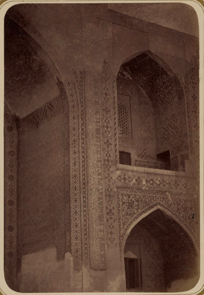 Samarkandskie (sic) drevnosti. Medrese Shir Dar vnutrenyii (sic) dvor. (iuzhnaia starana (sic)) Nadpis' po pravoiu (sic) storonu glavnoi nishi LCCN2007682756