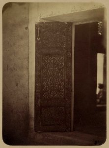 Samarkandskiia drevnosti. Dvorets bukharskikh emirov Kok Tash. Dver' v priemnoiu zalu-emirov LCCN2007683397