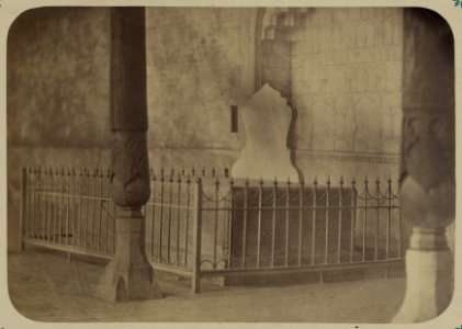 Samarkandskiia drevnosti. Dvorets bukharskikh emirov Kok Tash. Tron emirov Kok Tash v priemnom dvorie LCCN2007683395