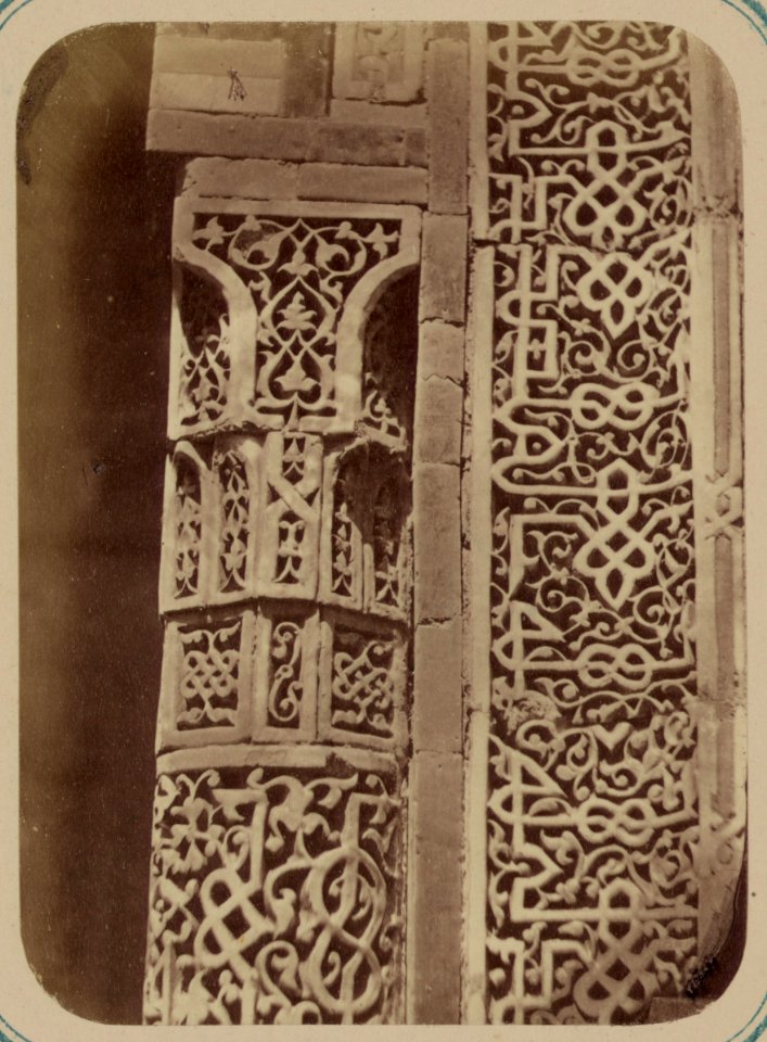 Samarkandskiia drevnosti. Grobnitsa sviatago Kassima (sic) ibni Abassa (Shakh-Zinde) i mavzolei pri nem (sic). Mavzolei Emira Kutuluka Turdi Bek-Aka. Kapitel' kolony (sic) LCCN2007683658
