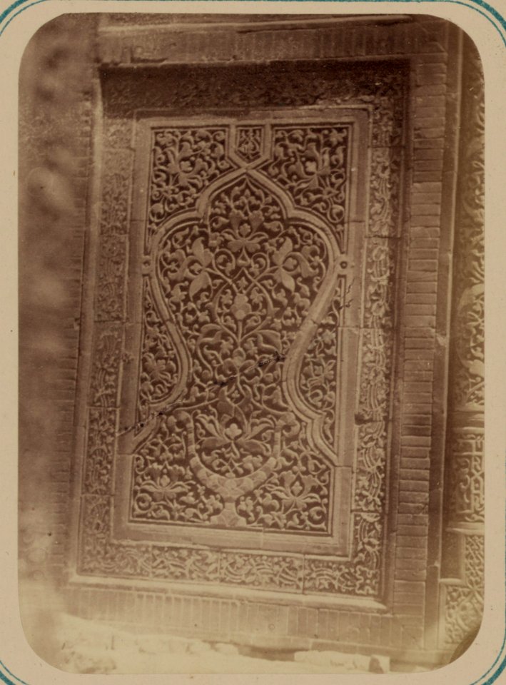 Samarkandskiia drevnosti. Grobnitsa sviatago Kassima (sic) ibni Abassa (Shakh-Zinde) i mavzolei pri nem (sic). Mavzolei Emira Kutuluka Turdi Bek-Aka. Otdielka shchek nishi naruzhnago fasada LCCN2007683675