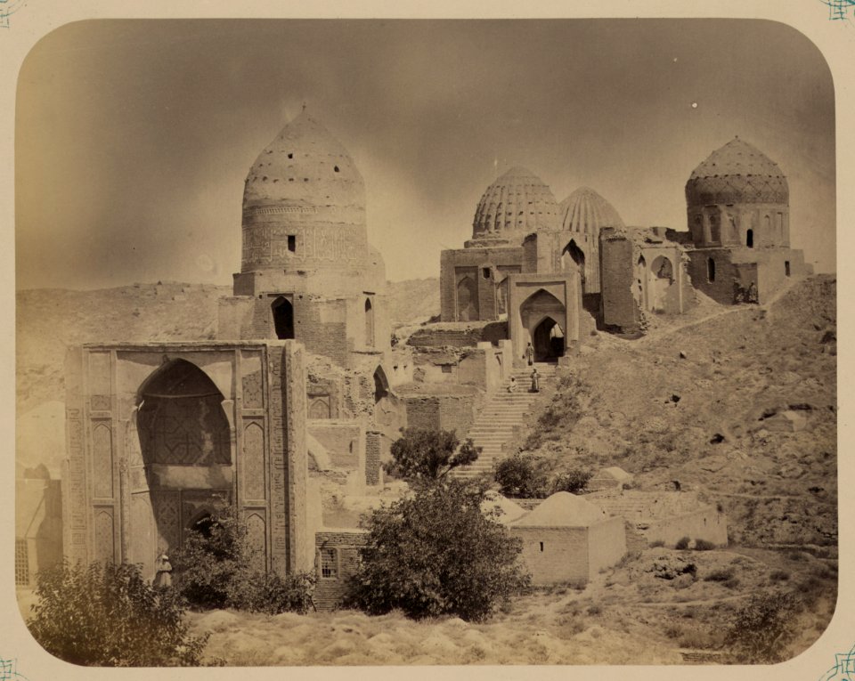 Samarkandskiia drevnosti. Grobnitsa sviatago Kussama (sic) ibni Abassa (Shakh-Zinde) i mavzolei pri nei. Obshchii vid s iuga (vkhod) LCCN2007676493